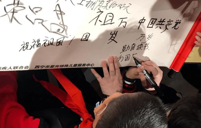 救援臭美男孩